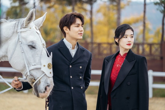 The King: Hậu trường đẹp hút hồn của Lee Min Ho và Kim Go Eun, fan chờ mong ngày lên sóng - Ảnh 9.