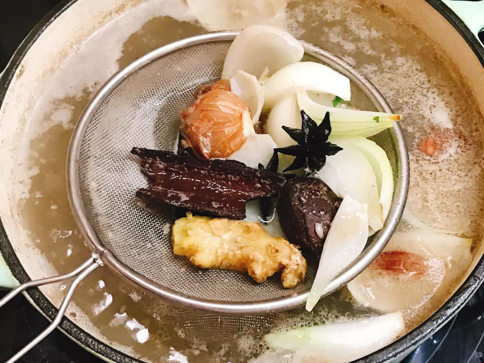 Tự nấu phở bò xịn sò tại nhà bằng một bí quyết tuyệt chiêu không phải ai cũng biết - Ảnh 2. Tự nấu phở bò xịn sò tại nhà bằng một bí quyết tuyệt chiêu không phải ai cũng biết - Ảnh 2.