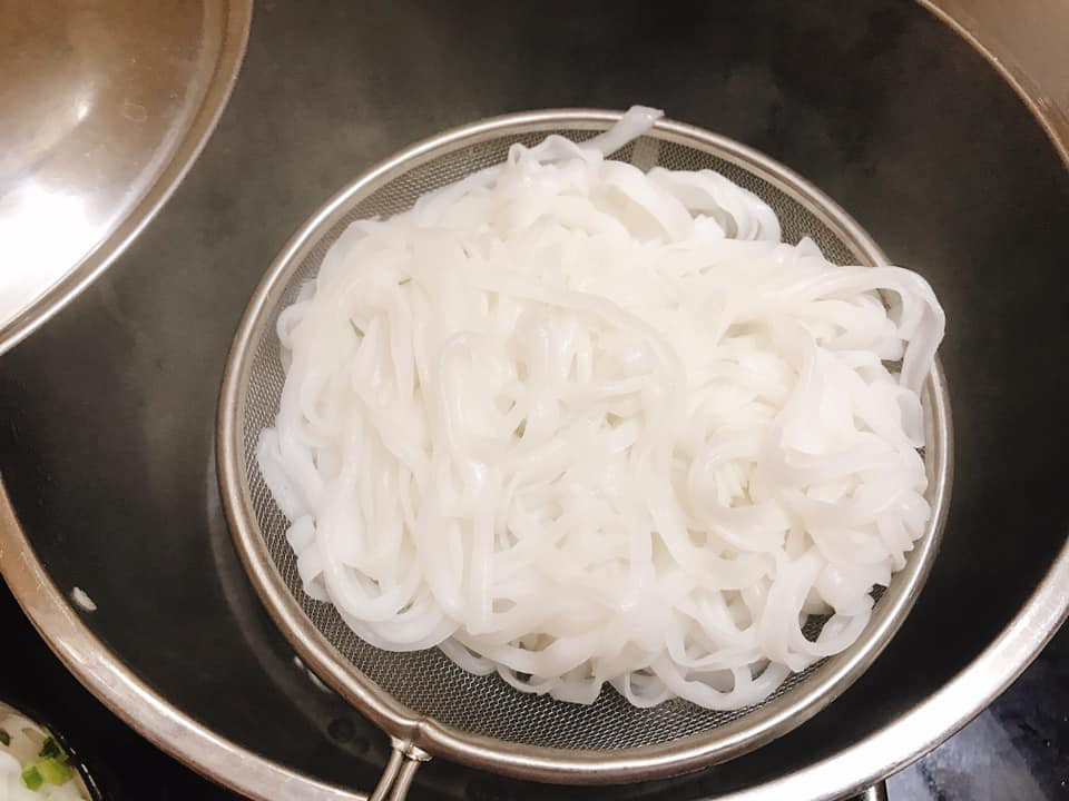 Tự nấu phở bò xịn sò tại nhà bằng một bí quyết tuyệt chiêu không phải ai cũng biết - Ảnh 5. Tự nấu phở bò xịn sò tại nhà bằng một bí quyết tuyệt chiêu không phải ai cũng biết - Ảnh 5.