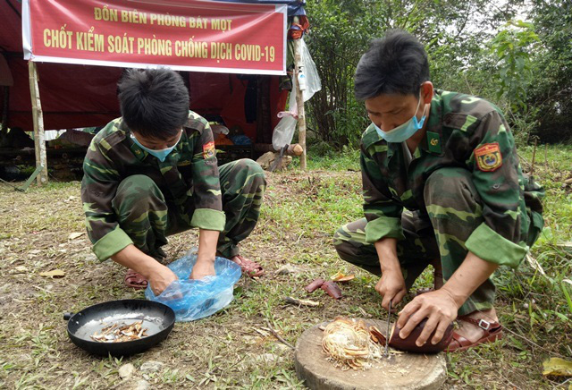 Ăn rau rừng bám chốt kiểm soát COVID-19 nơi biên giới Việt - Lào - Ảnh 4.