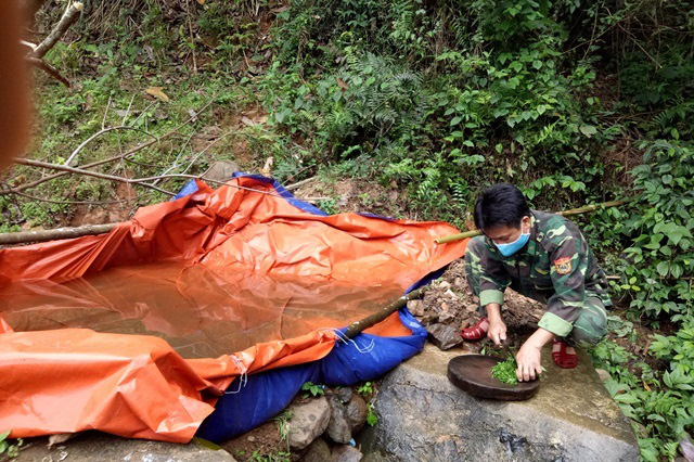 Ăn rau rừng bám chốt kiểm soát COVID-19 nơi biên giới Việt - Lào - Ảnh 5.