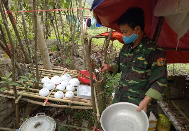 Ăn rau rừng bám chốt kiểm soát COVID-19 nơi biên giới Việt - Lào - Ảnh 8.