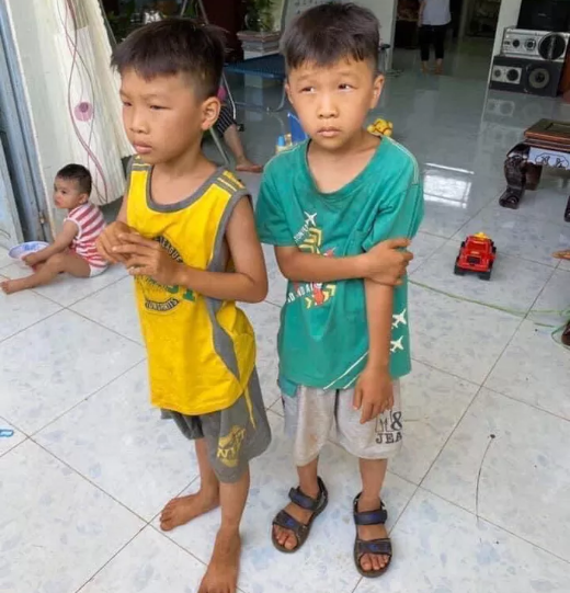 2 bé sinh đôi mất tích bí ẩn được tìm thấy trong căn chòi cách nhà gần 2km ở Bình Phước - Ảnh 2.