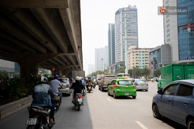 1 ngày trước khi tạm hạ nhiệt, Hà Nội nắng nóng như chảo lửa, người dân chật vật mưu sinh dưới nhiệt độ gay gắt - Ảnh 1.