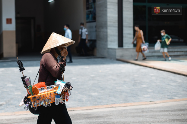 1 ngày trước khi tạm hạ nhiệt, Hà Nội nắng nóng như chảo lửa, người dân chật vật mưu sinh dưới nhiệt độ gay gắt - Ảnh 12.