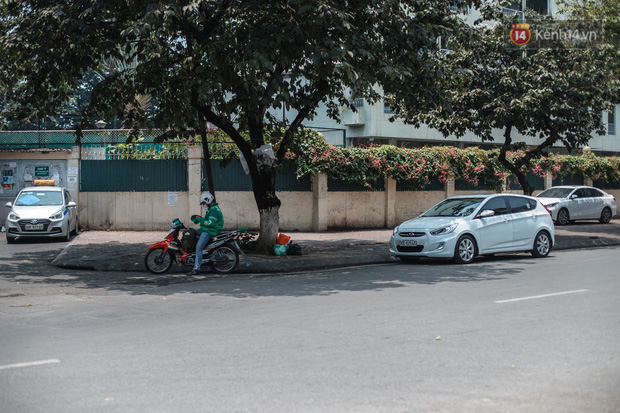 1 ngày trước khi tạm hạ nhiệt, Hà Nội nắng nóng như chảo lửa, người dân chật vật mưu sinh dưới nhiệt độ gay gắt - Ảnh 15.