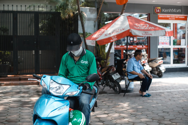 1 ngày trước khi tạm hạ nhiệt, Hà Nội nắng nóng như chảo lửa, người dân chật vật mưu sinh dưới nhiệt độ gay gắt - Ảnh 16.