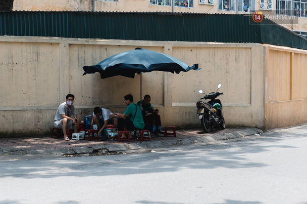 1 ngày trước khi tạm hạ nhiệt, Hà Nội nắng nóng như chảo lửa, người dân chật vật mưu sinh dưới nhiệt độ gay gắt - Ảnh 17.