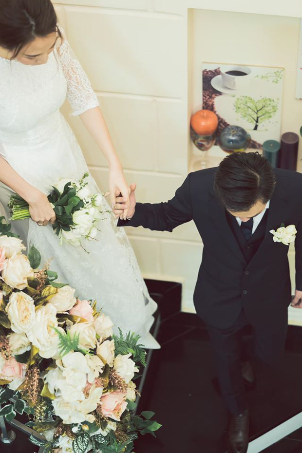 Tròn 1 năm kết hôn, Đàm Thu Trang lần đầu hé lộ loạt khoảnh khắc hiếm khoe cận nhan sắc cô dâu trong ngày theo chồng về dinh - Ảnh 3. Tròn 1 năm kết hôn, Đàm Thu Trang lần đầu hé lộ loạt khoảnh khắc hiếm khoe cận nhan sắc cô dâu trong ngày theo chồng về dinh - Ảnh 3.