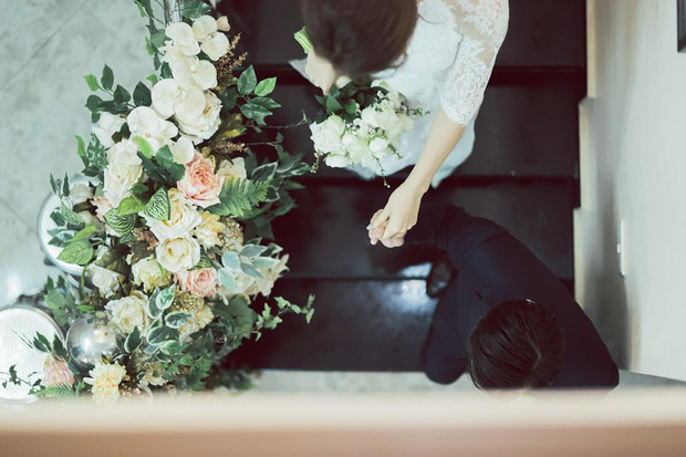 Tròn 1 năm kết hôn, Đàm Thu Trang lần đầu hé lộ loạt khoảnh khắc hiếm khoe cận nhan sắc cô dâu trong ngày theo chồng về dinh - Ảnh 4. Tròn 1 năm kết hôn, Đàm Thu Trang lần đầu hé lộ loạt khoảnh khắc hiếm khoe cận nhan sắc cô dâu trong ngày theo chồng về dinh - Ảnh 4.
