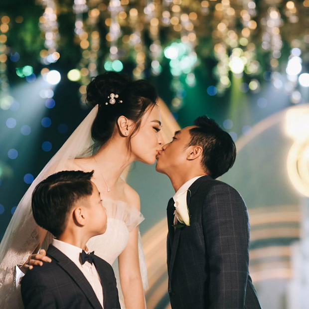 Tròn 1 năm kết hôn, Đàm Thu Trang lần đầu hé lộ loạt khoảnh khắc hiếm khoe cận nhan sắc cô dâu trong ngày theo chồng về dinh - Ảnh 7. Tròn 1 năm kết hôn, Đàm Thu Trang lần đầu hé lộ loạt khoảnh khắc hiếm khoe cận nhan sắc cô dâu trong ngày theo chồng về dinh - Ảnh 7.