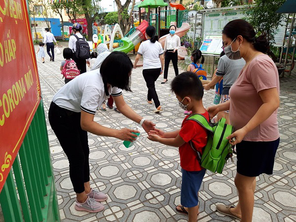 Hà Nội: Cô trò đều vui trong ngày hàng triệu học sinh mầm non, tiểu học đi học trở lại - Ảnh 6.