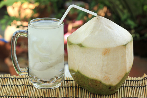 Dù có thích mê nước dừa nhưng chị em cần phải biết điều này, chuyên gia chỉ  rõ 4 công dụng tuyệt vời của nước dừa trong ngày nắng nóng