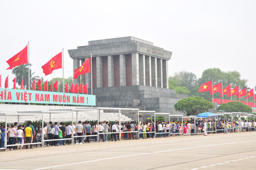  Tiếp tục tổ chức viếng Lăng Chủ tịch Hồ Chí Minh từ ngày 12/5  - Ảnh 1.