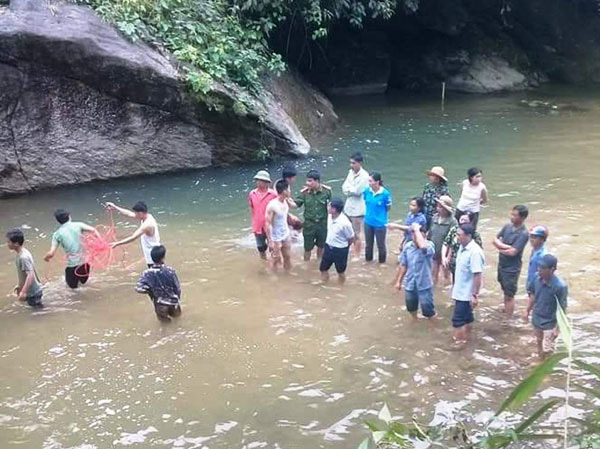 Đi picnic cùng gia đình, một thanh niên bị nước cuốn trôi - Ảnh 1.