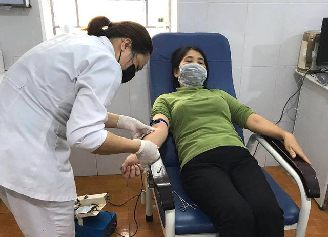 Hải Dương: Bác sĩ và điều dưỡng hiến máu cứu bệnh nhân nguy kịch - Ảnh 2.