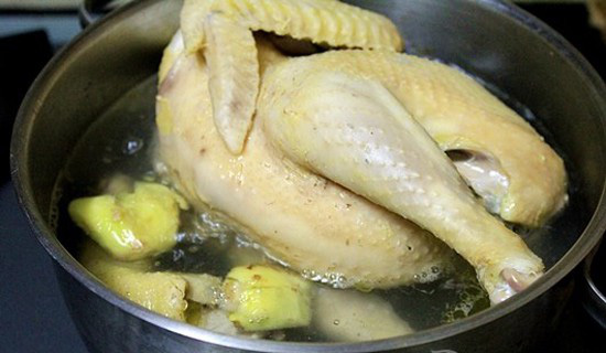 Thêm nắm lá này vào nước sôi để làm gà, đảm bảo sạch cả lông măng, mùi tanh cũng biến mất - Ảnh 3.