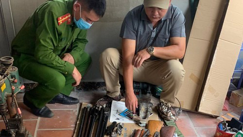 Hà Nội: Đang chở vợ đi đường, người đàn ông bất ngờ bị đạn găm trúng cổ - Ảnh 2.