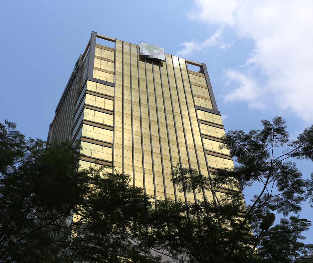 Tòa nhà “dát vàng” gây chói mắt cho người đi đường ở Hà Nội
