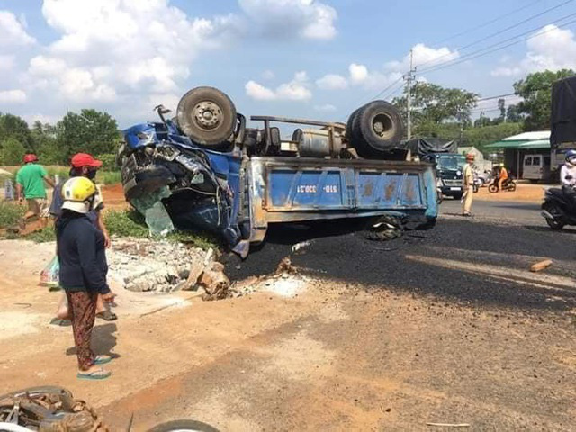  Bà tử vong, mẹ và con nguy kịch vì bị xe tải lùi trúng  - Ảnh 1.