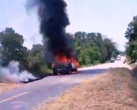Nghệ An: Đang lưu thông bỗng xe con bốc cháy khiến tài xế bỏng nặng - Ảnh 1.