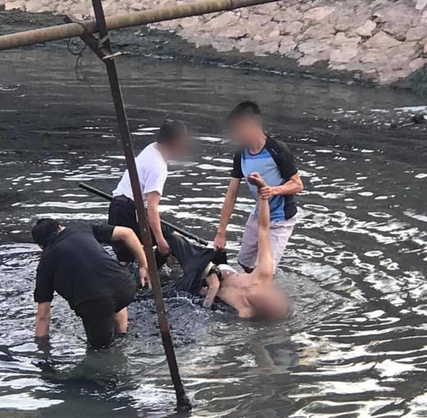 Hà Nội: Nam thanh niên có biểu hiện lạ, hò hét nhảy xuống sông Kim Ngưu tắm tiên - Ảnh 2.