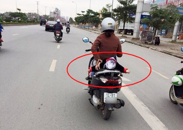 Bố chở con đi chơi bằng xe máy, nhưng vị trí ngồi của 2 đứa nhỏ khiến cả khu phố bất an - Ảnh 5.