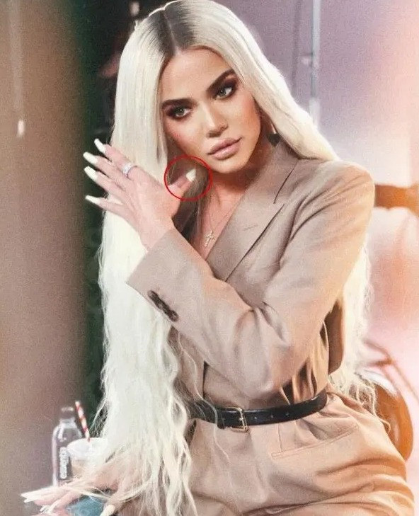 Kim Kardashian, Kylie Jenner bị chế nhạo vì chỉnh ảnh đến biến dạng - Ảnh 8.