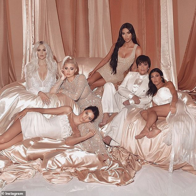 Kim Kardashian, Kylie Jenner bị chế nhạo vì chỉnh ảnh đến biến dạng - Ảnh 9.