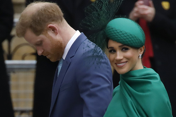 Sai lầm trí mạng khiến vợ chồng Meghan Markle và Hoàng tử Harry rơi vào hoàn cảnh bi đát - Ảnh 2.