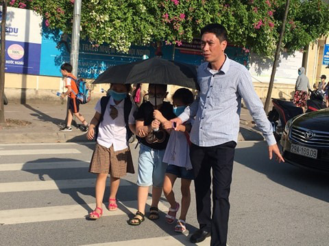 Không bán trú, tan trường lúc 4 giờ chiều, học sinh Hà Nội khốn khổ vì nắng nóng - Ảnh 9.