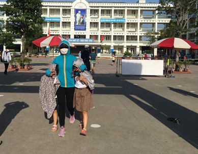 Không bán trú, tan trường lúc 4 giờ chiều, học sinh Hà Nội khốn khổ vì nắng nóng - Ảnh 8.