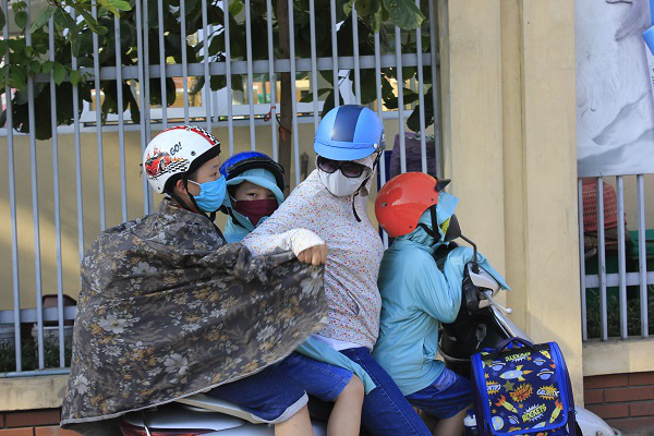 Không bán trú, tan trường lúc 4 giờ chiều, học sinh Hà Nội khốn khổ vì nắng nóng - Ảnh 7.