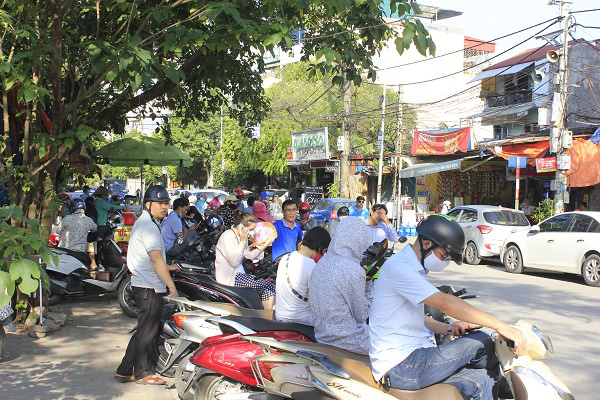 Không bán trú, tan trường lúc 4 giờ chiều, học sinh Hà Nội khốn khổ vì nắng nóng - Ảnh 1.