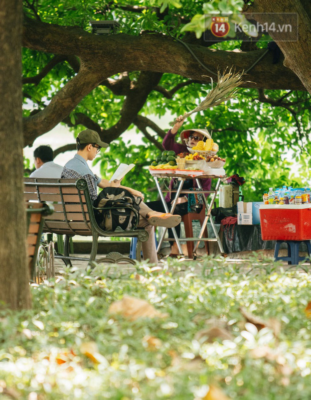 Nhiệt độ ngoài đường tại Hà Nội lên tới 50 độ C, người dân trùm khăn áo kín mít di chuyển trên phố - Ảnh 11.