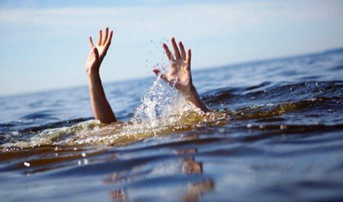 Bé gái đuối nước tử vong ở hồ trung tâm TP Vinh. - Ảnh 1.