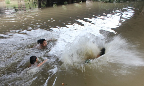 Rủ nhau ra đập nước tắm, hai em học sinh ở Hà Tĩnh đuối nước thương tâm - Ảnh 1.