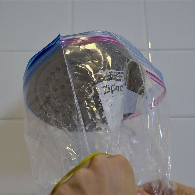 Nhiều người đang tắm dưới vòi hoa sen đầy cặn bẩn mà không biết đây là cách đơn giản vệ sinh nó - Ảnh 6.