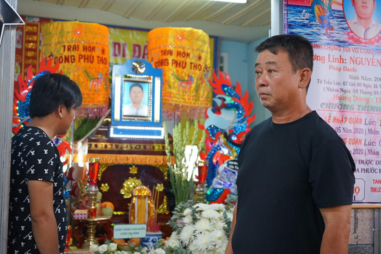 Nỗi đau tột cùng của bố mẹ cậu bé bị cây phượng đè tử vong trong sân trường - Ảnh 1. Nỗi đau tột cùng của bố mẹ cậu bé bị cây phượng đè tử vong trong sân trường - Ảnh 1.