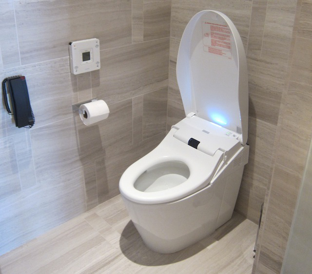 Lý do nhiều khách sạn trang bị điện thoại trong nhà vệ sinh sẽ khiến bạn giật mình - Ảnh 3.