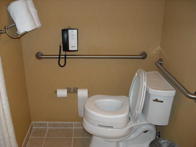 Lý do nhiều khách sạn trang bị điện thoại trong nhà vệ sinh sẽ khiến bạn giật mình - Ảnh 2.