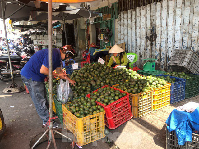 Hoa quả mùa hè đang rẻ giật mình vì lý do này - Ảnh 3.