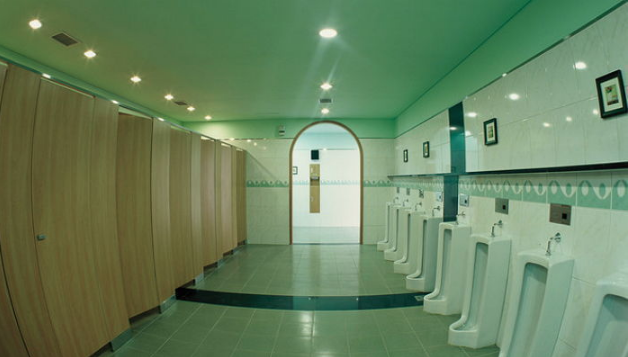 Khi nhà vệ sinh ở trường học trở nên đáng sợ: Chỉ vì giải quyết nhu cầu chính đáng mà mang nỗi ám ảnh cả đời của học sinh - Ảnh 1.