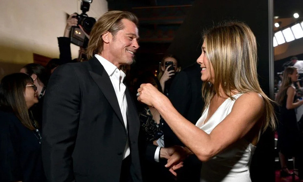 Xôn xao tin Brad Pitt cầu hôn vợ cũ Jennifer Aniston, hành động nắm tay công khai năm ngoái càng đáng nghi - Ảnh 2. Xôn xao tin Brad Pitt cầu hôn vợ cũ Jennifer Aniston, hành động nắm tay công khai năm ngoái càng đáng nghi - Ảnh 2.
