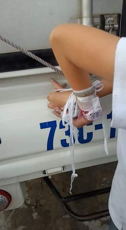 Cơ quan chức năng vào cuộc vụ bé gái bị mẹ dùng dây trói vào thùng xe tải - Ảnh 2.