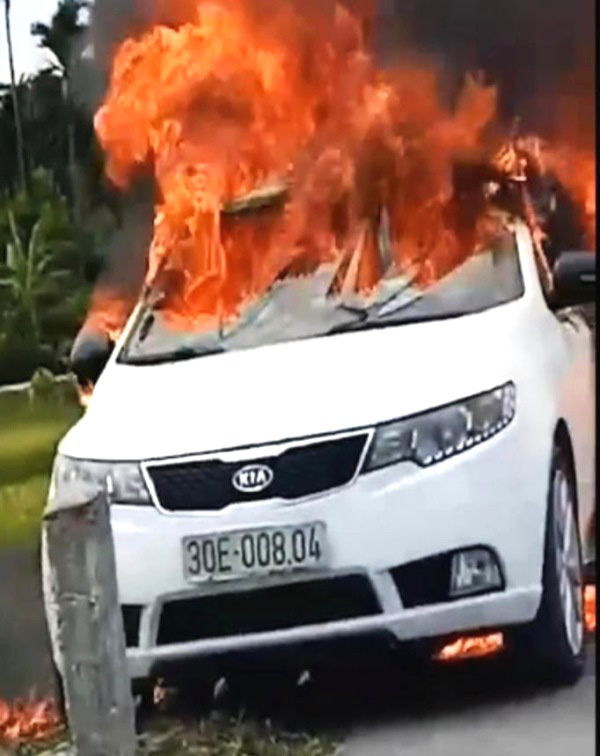 Xe ô tô đang chạy trên đường bất ngờ bốc cháy dữ dội - Ảnh 1.