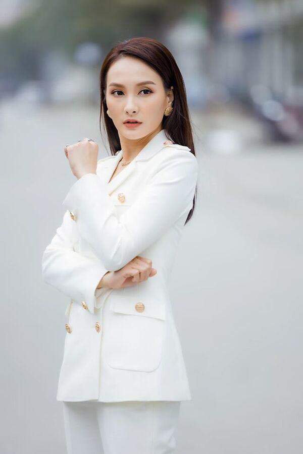 Diện cây đồ công sở kín mít, Bảo Thanh vẫn cho thấy khí chất ngút ngàn - Ảnh 9. Diện cây đồ công sở kín mít, Bảo Thanh vẫn cho thấy khí chất ngút ngàn - Ảnh 9.
