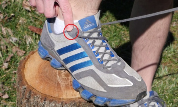 Chúng ta thường bỏ phí lỗ thắt dây giày cuối cùng mà không biết nó có tác dụng kì diệu này - Ảnh 2.