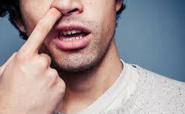 Thói quen nhiều người nghĩ vô hại có thể gây tổn thương mũi và đưa mầm bệnh vào cơ thể - Ảnh 1.