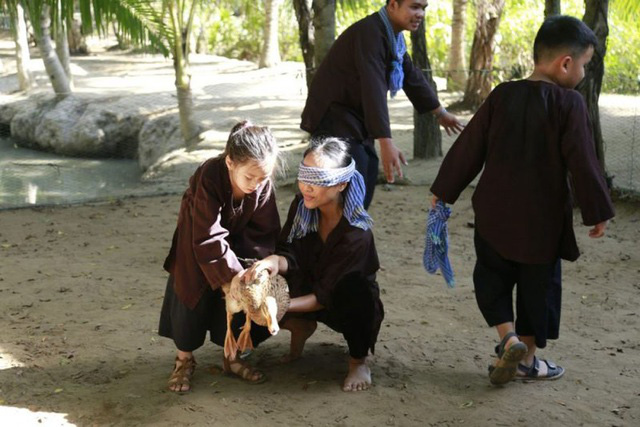 Con gái Tây của Đoan Trang được mẹ cho phép thể hiện “thái độ” trên sóng truyền hình  - Ảnh 2.